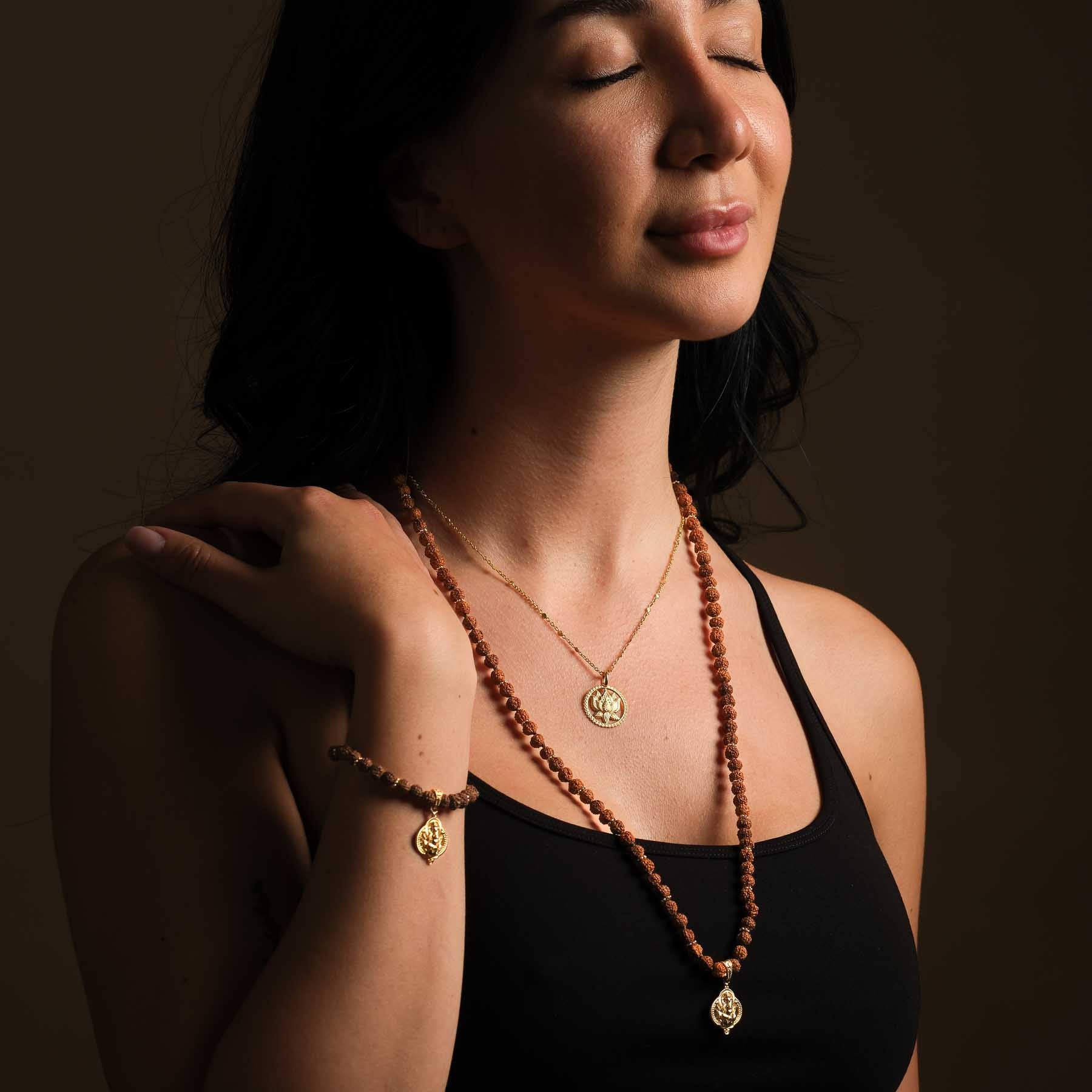 Collana con ciondolo a forma di loto, oro