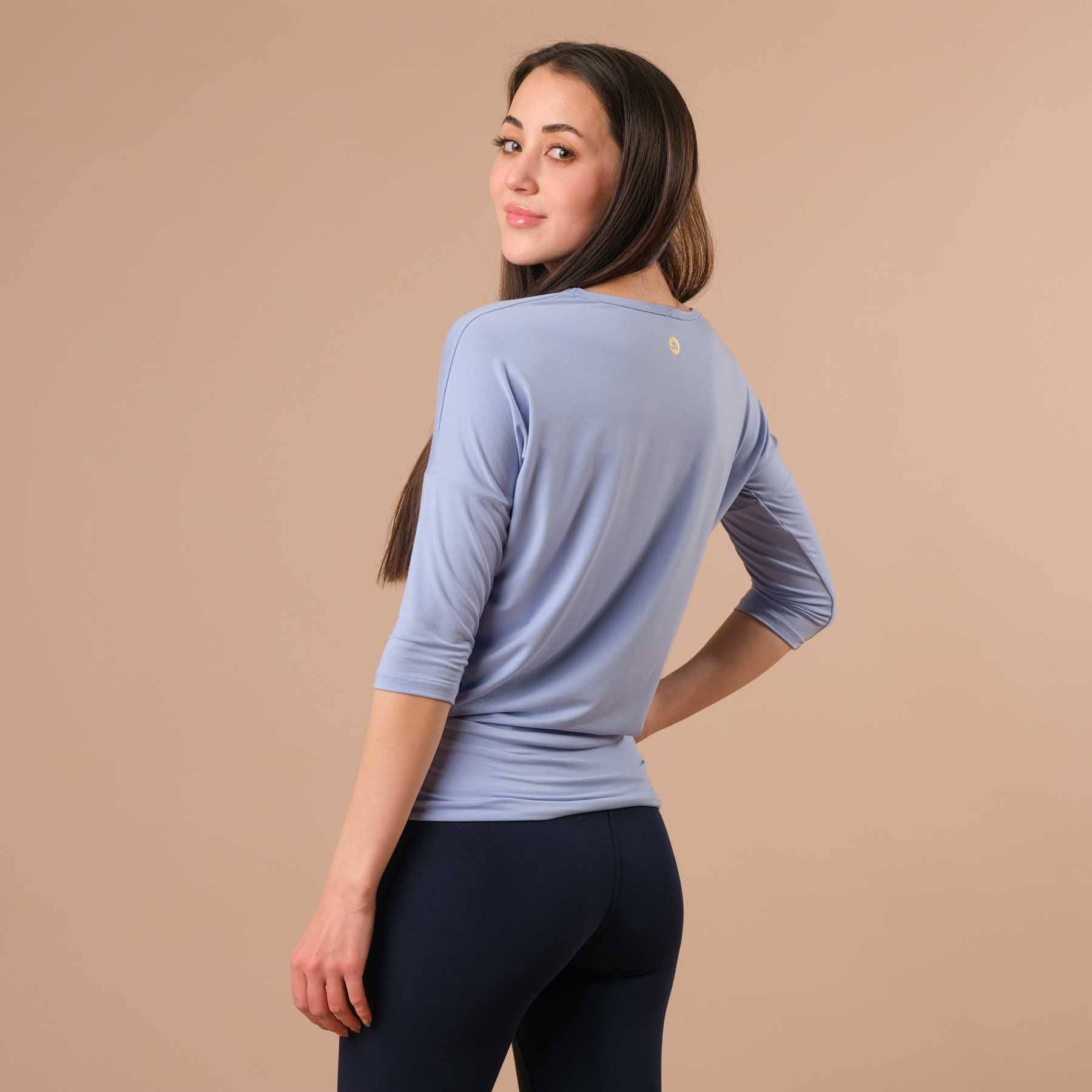 Comoda camicia da yoga con maniche a 3/4, made in Switzerland, tessuto morbidissimo, blu cielo