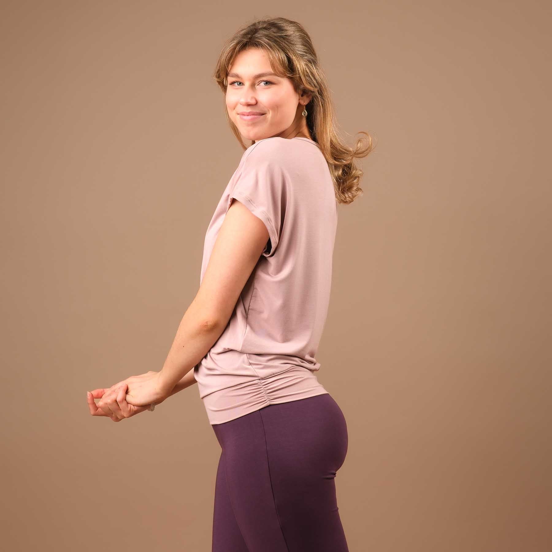 Camicia da yoga Comoda manica corta realizzata in modo sostenibile in Svizzera rosa