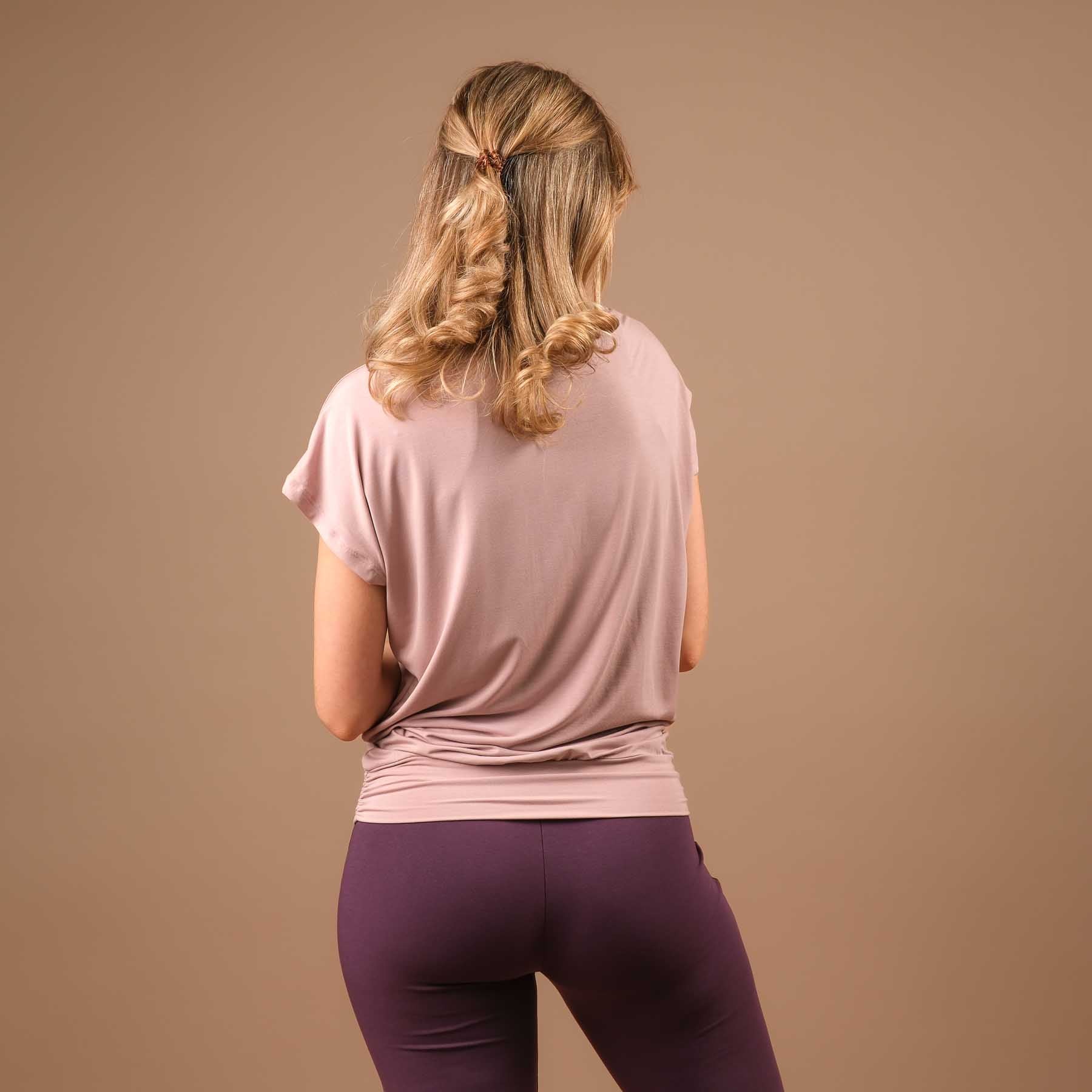 Camicia da yoga Comoda manica corta realizzata in modo sostenibile in Svizzera rosa