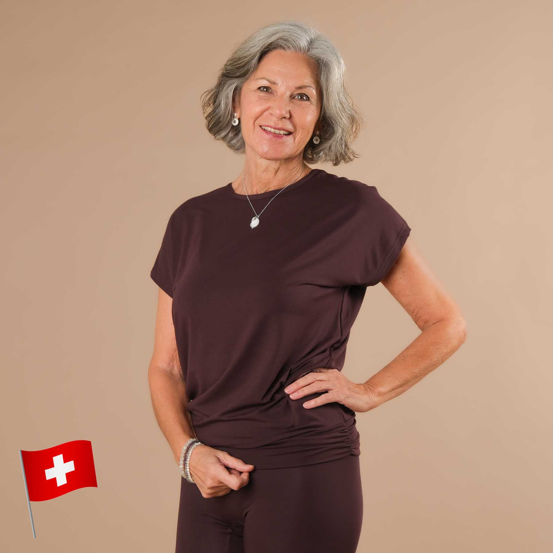 Camicia da yoga Comfy a maniche corte prodotta in Svizzera in modo sostenibile melanzana