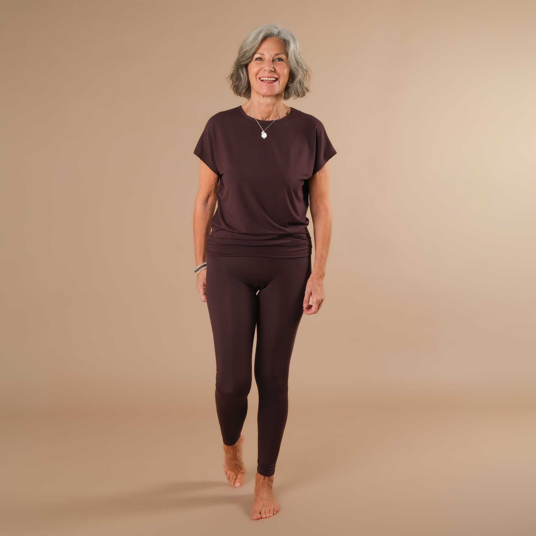Camicia da yoga Comfy a maniche corte prodotta in Svizzera in modo sostenibile melanzana