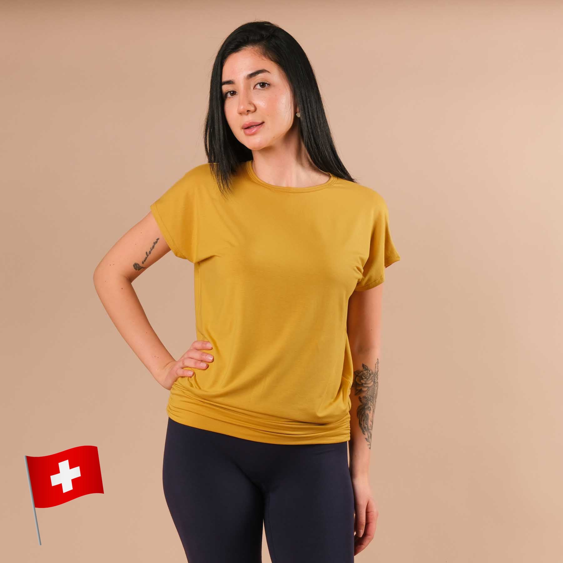 Camicia da yoga Comoda manica corta realizzata in modo sostenibile in Svizzera curry