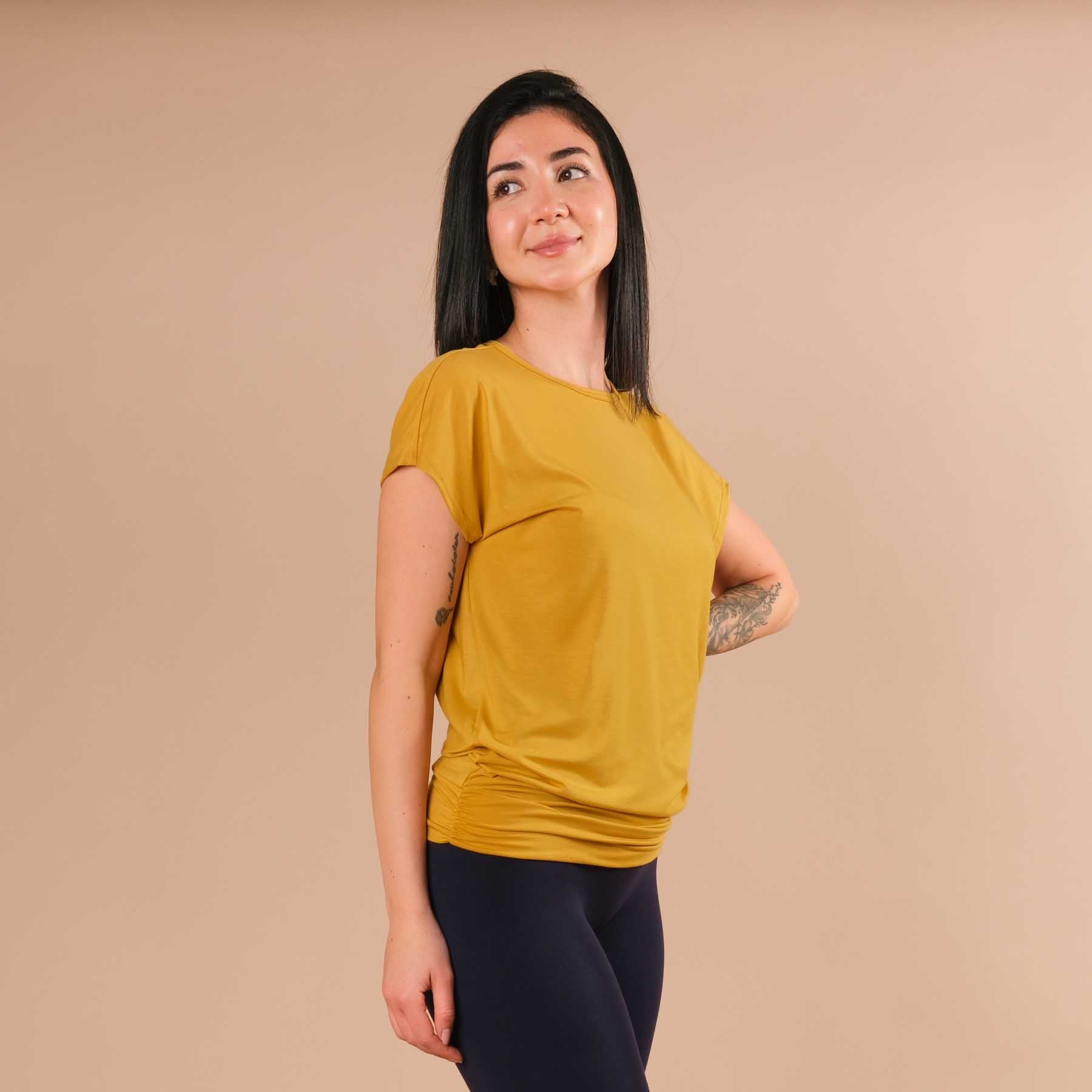 Camicia da yoga Comoda manica corta realizzata in modo sostenibile in Svizzera curry