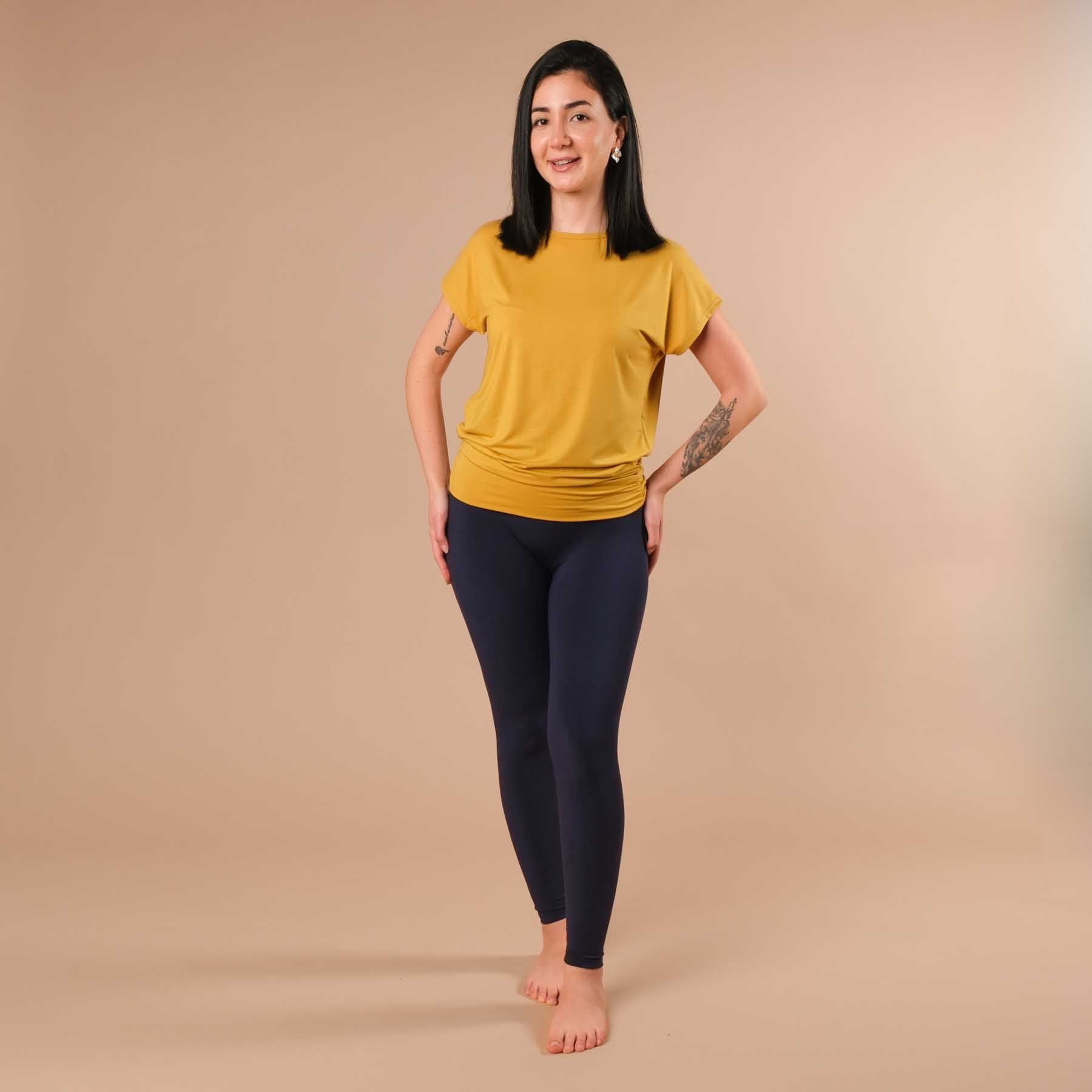 Camicia da yoga Comoda manica corta realizzata in modo sostenibile in Svizzera curry