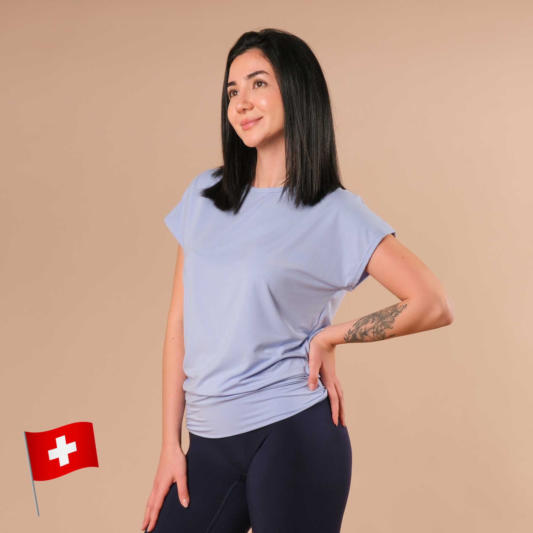 Camicia da yoga Comfy a manica corta prodotta in Svizzera in modo sostenibile blu cielo