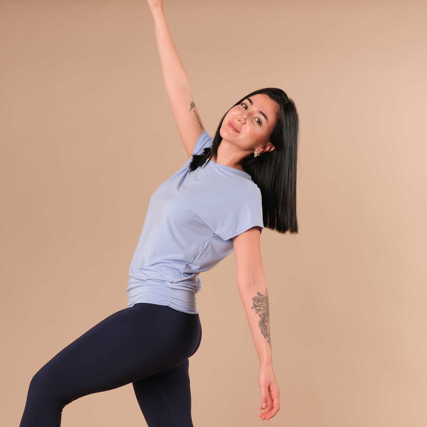 Camicia da yoga Comfy a manica corta prodotta in Svizzera in modo sostenibile blu cielo