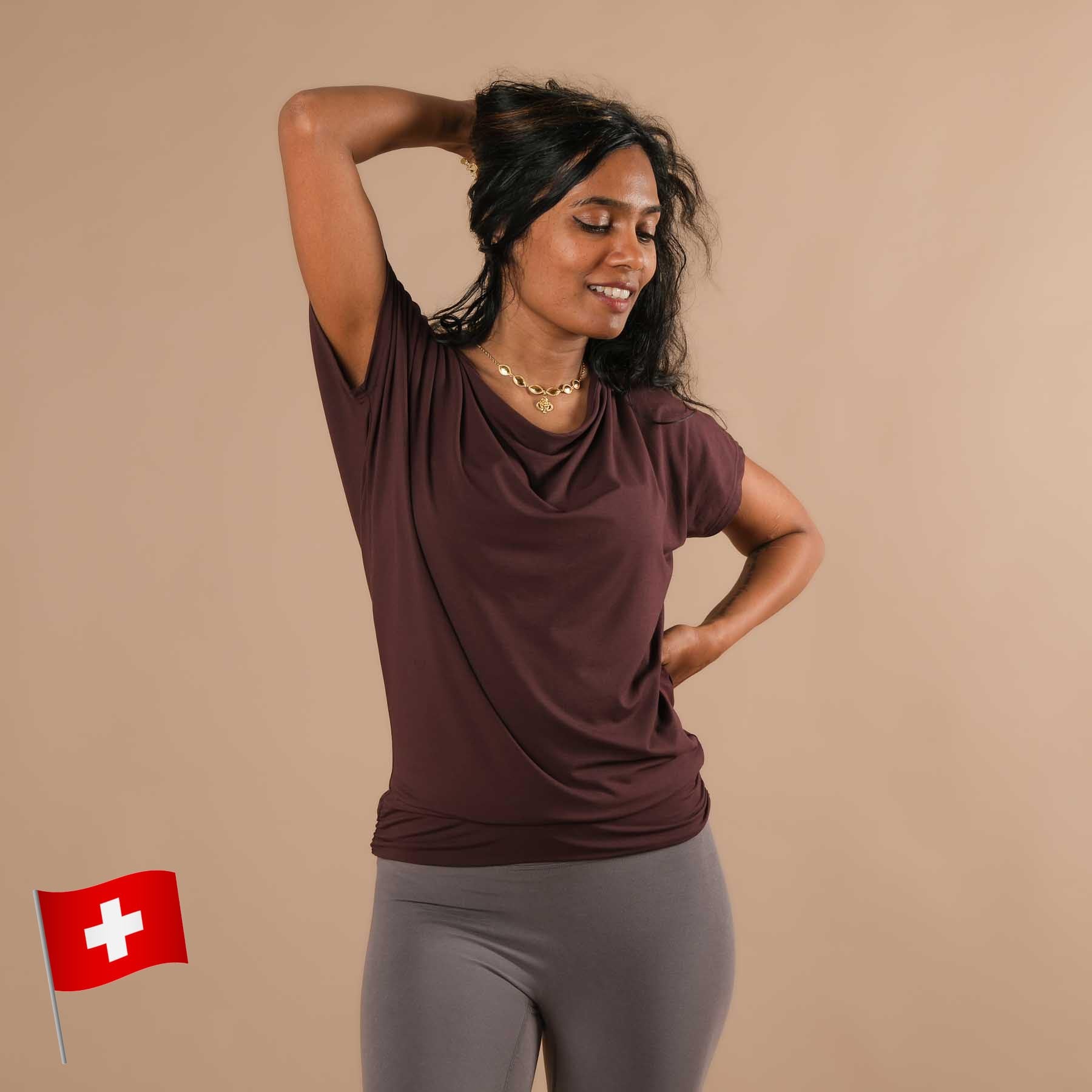 Maglietta yoga a cascata color melanzana, tessuto sostenibile, super comoda, cucita in Svizzera