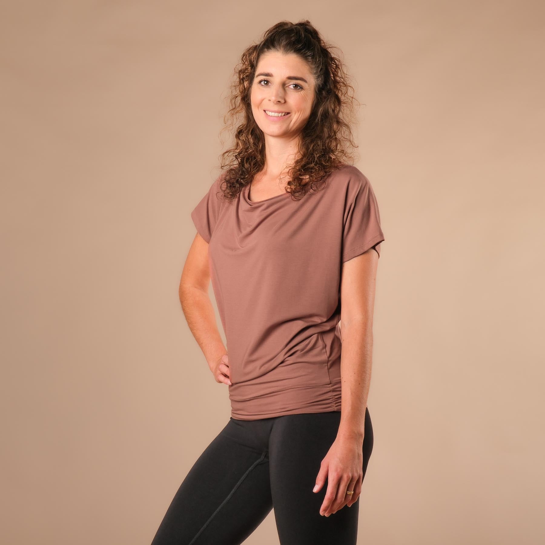 Camicia yoga a cascata, super sostenibile, cucita in Svizzera, terracotta