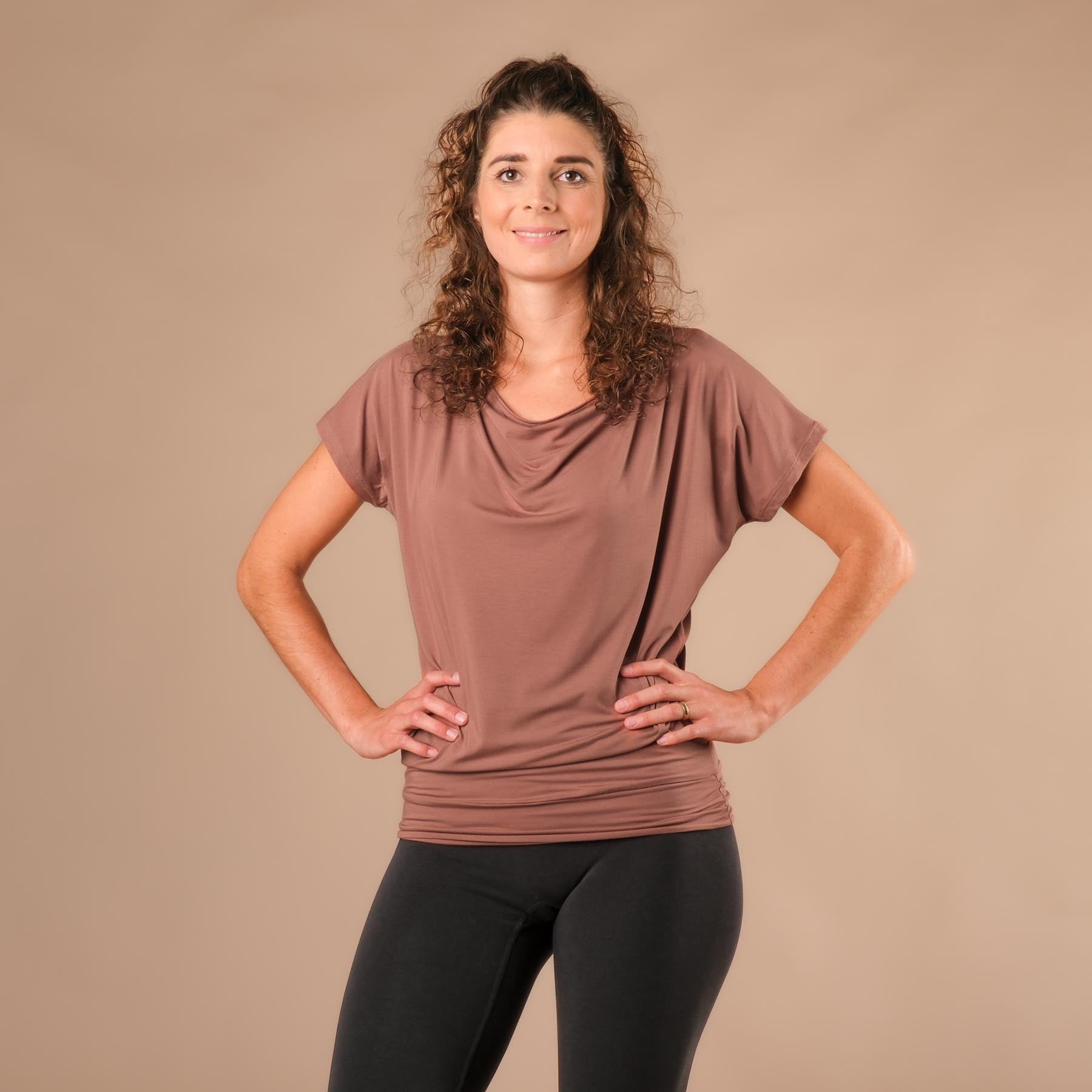 Camicia yoga a cascata, super sostenibile, cucita in Svizzera, terracotta