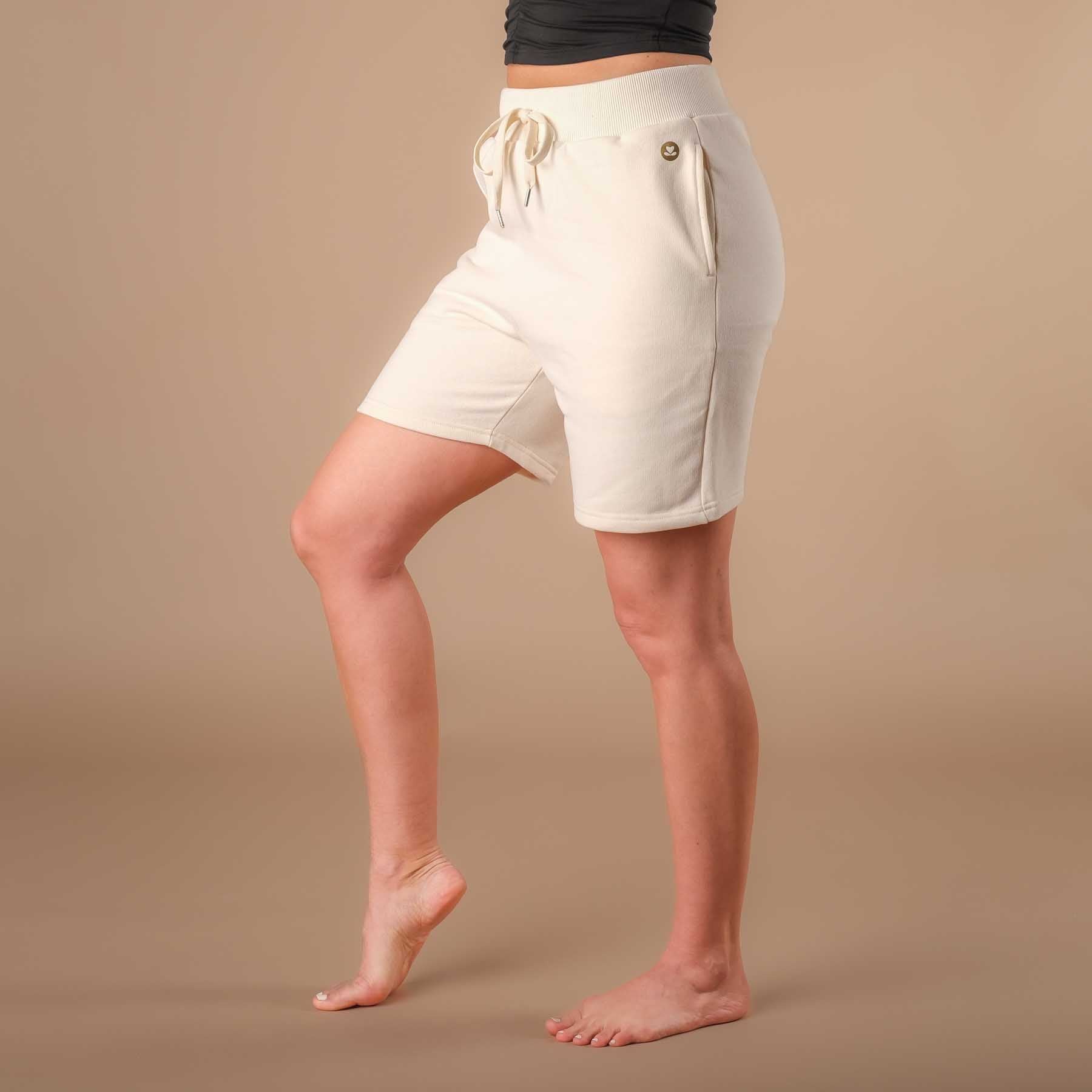 Pantaloncini da yoga da donna in cotone ecru