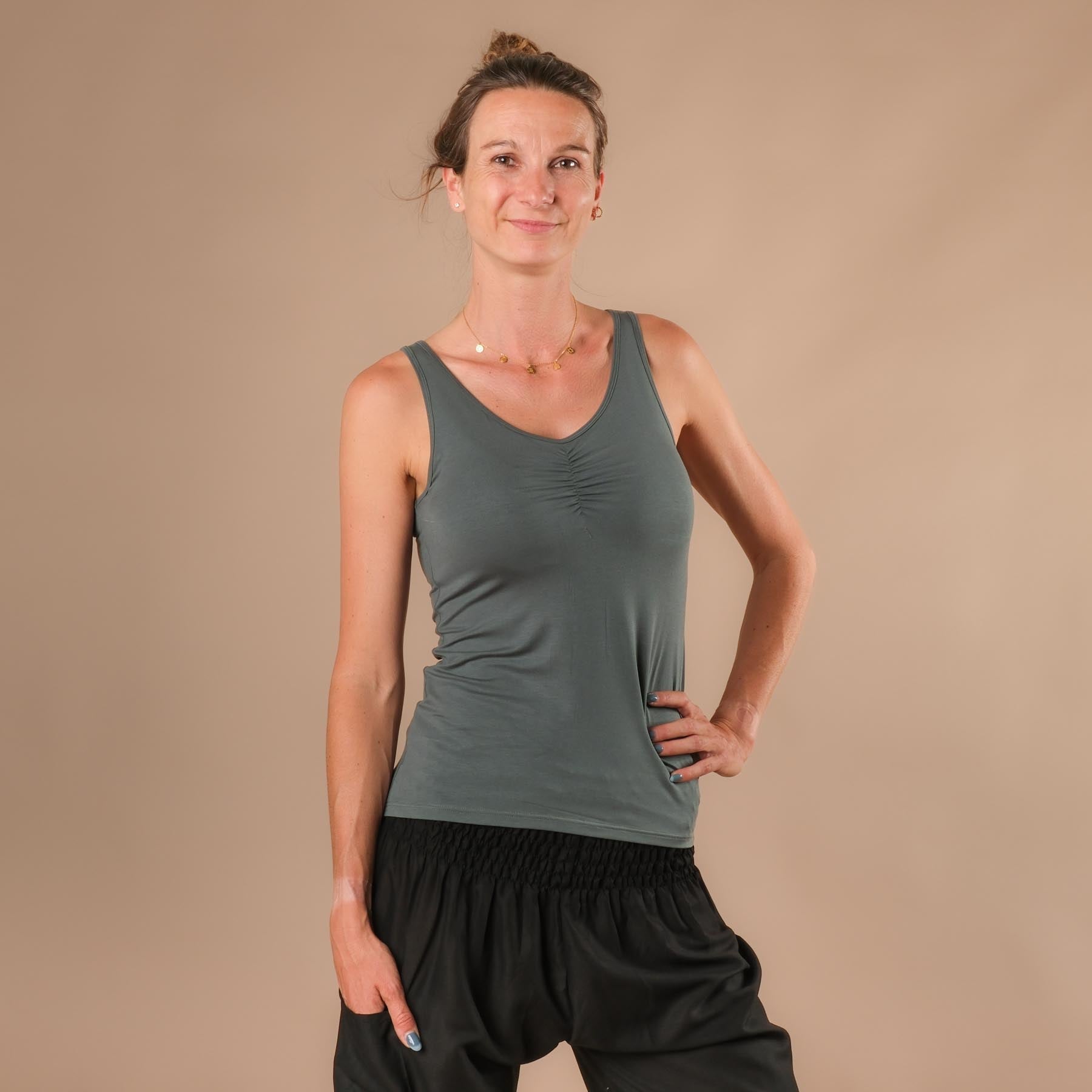 Canotta da yoga sostenibile Comfy gathered made in Switzerland smeraldo