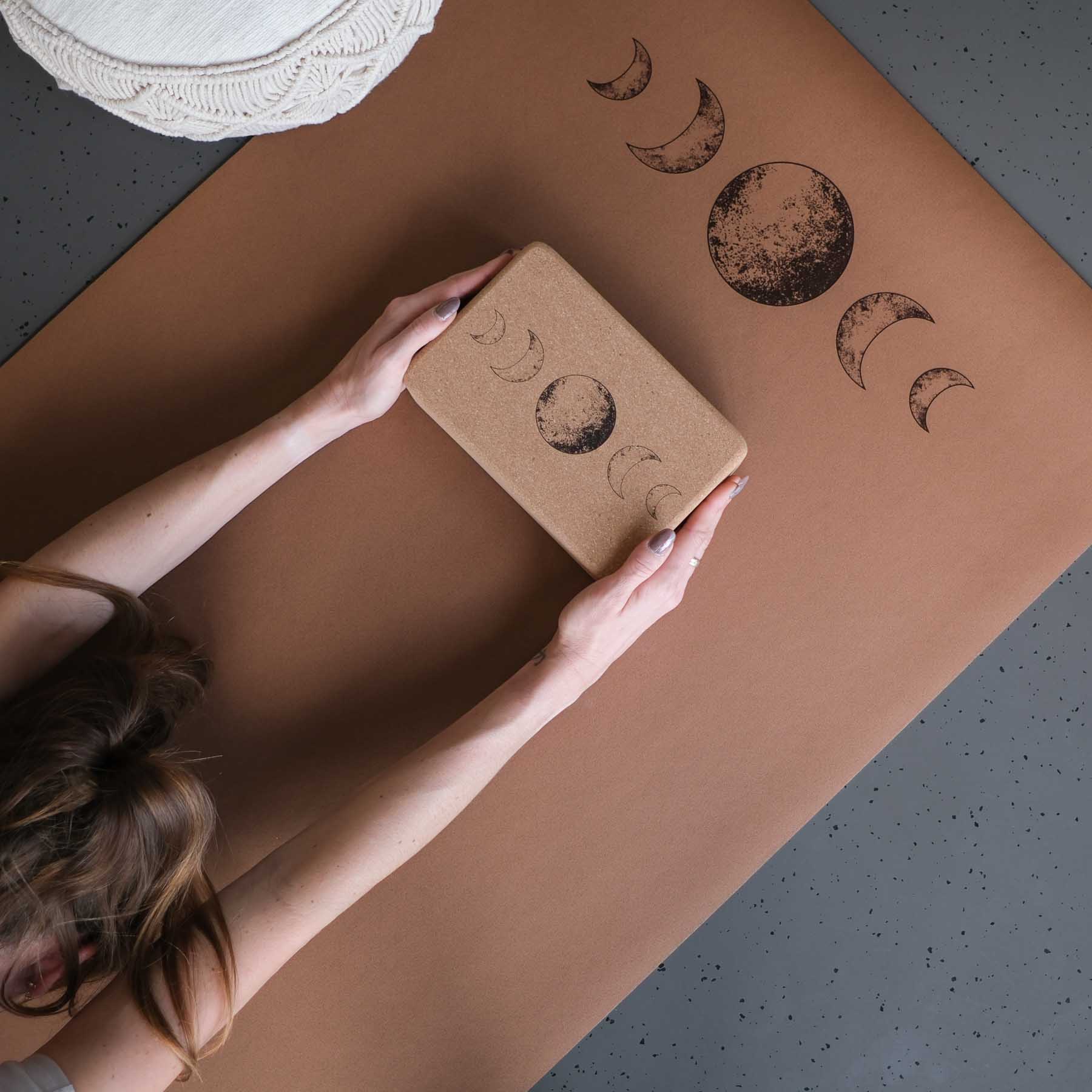 Blocco yoga in sughero sostenibile Celeste con disegno della luna