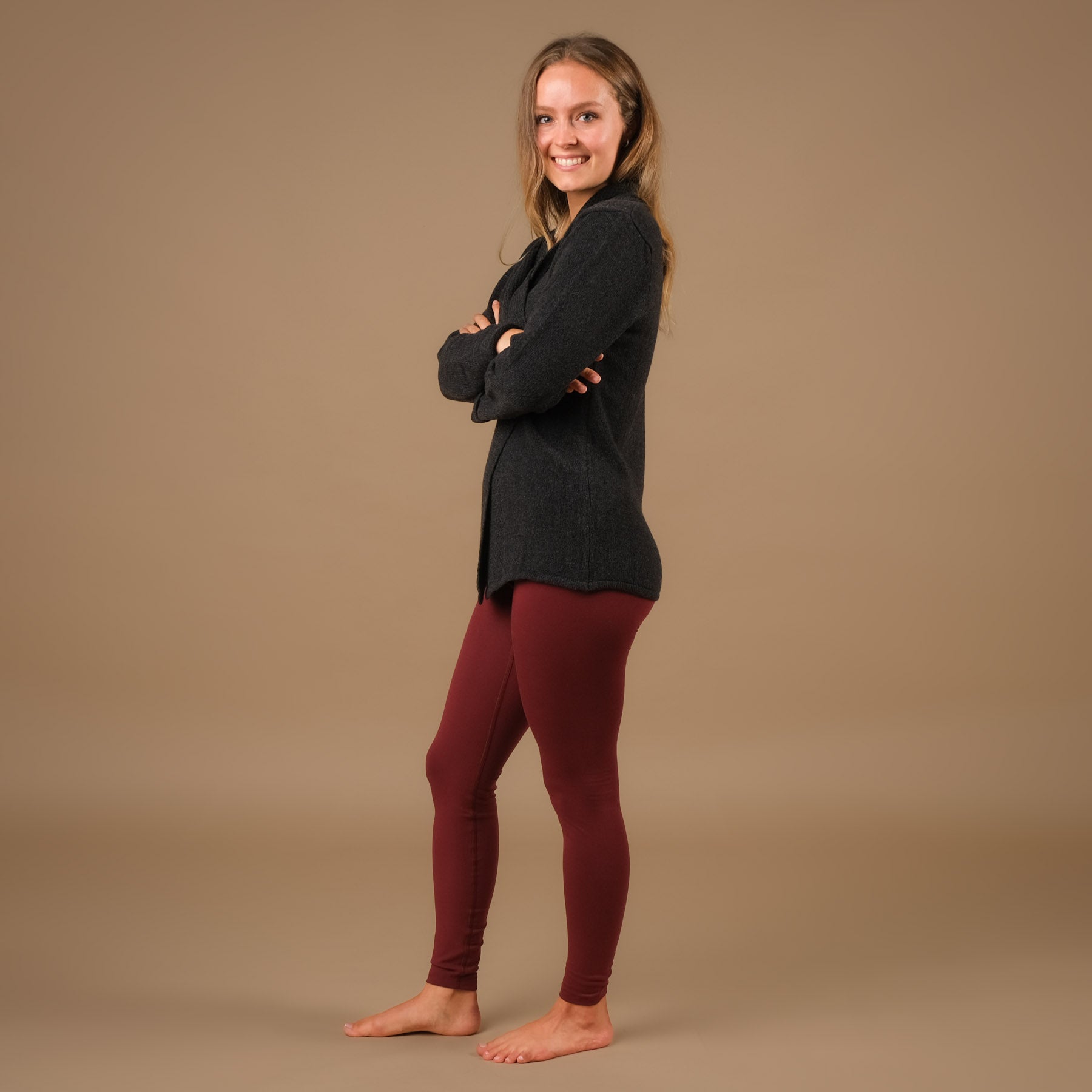 Cardigan in cashmere, cardigan yoga, sostenibile, elegante antracite da Schweizer Shop