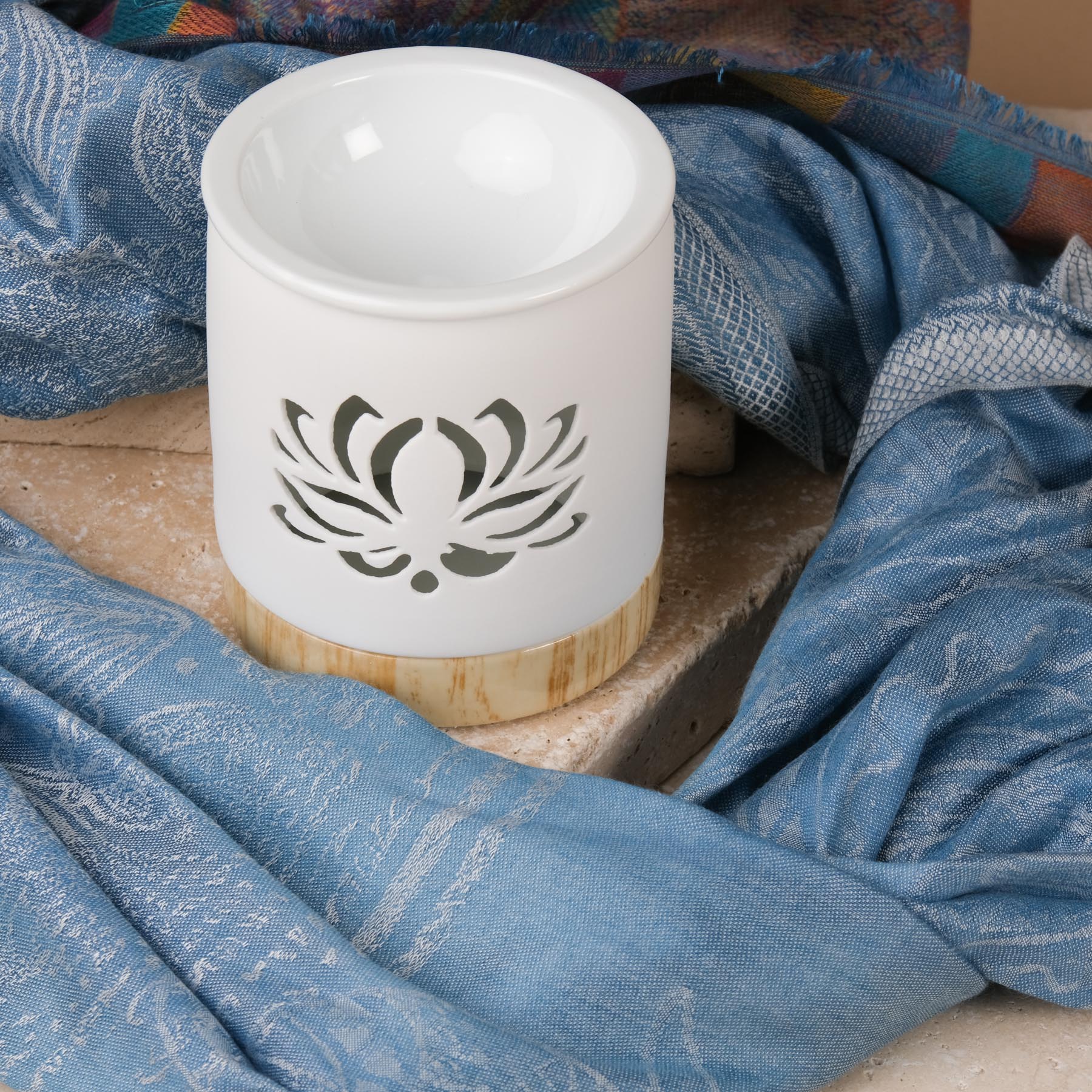 Lampada in ceramica profumata con fiore di loto bianco 