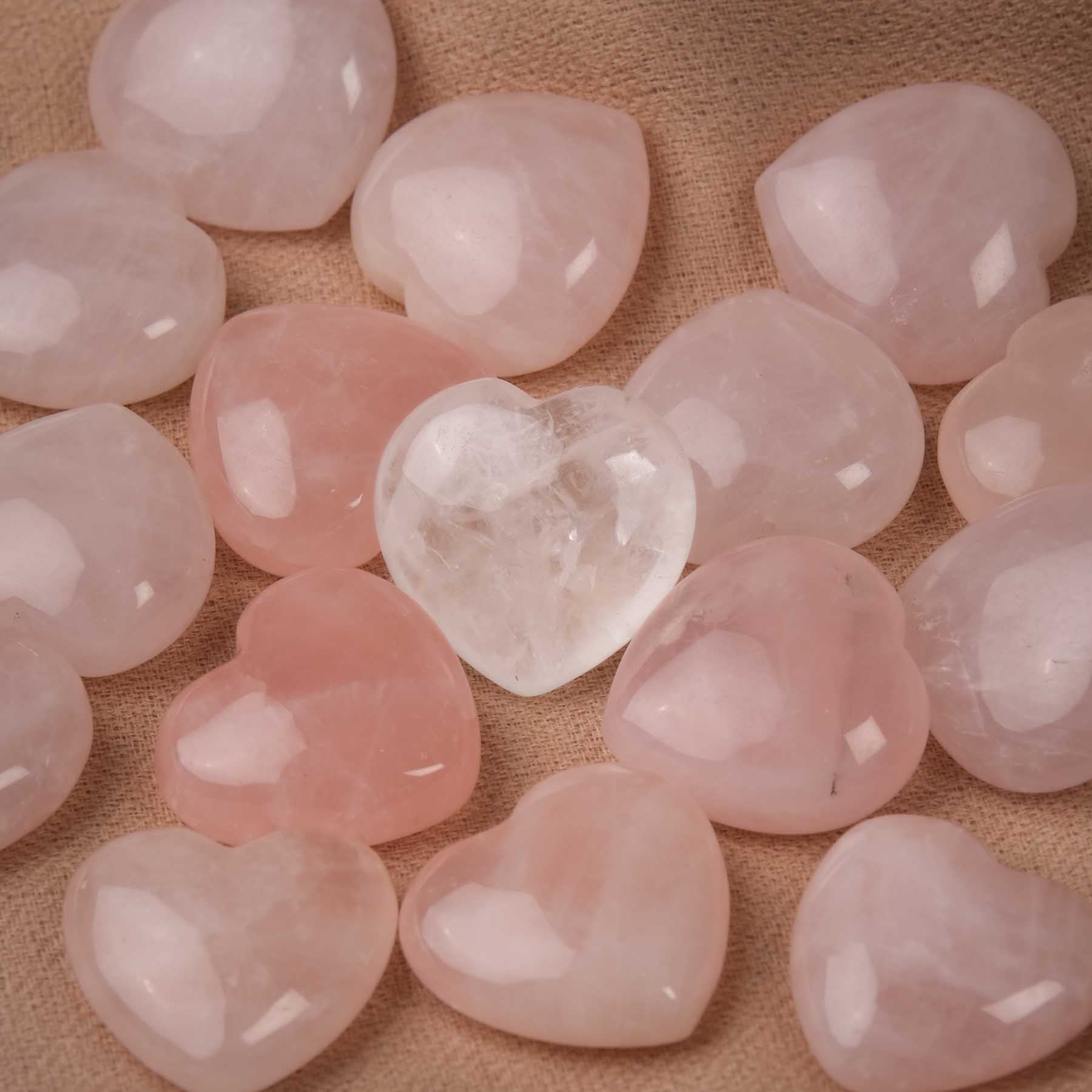 Charm da mano con cuore in pietra preziosa Quarzo rosa (rosa)