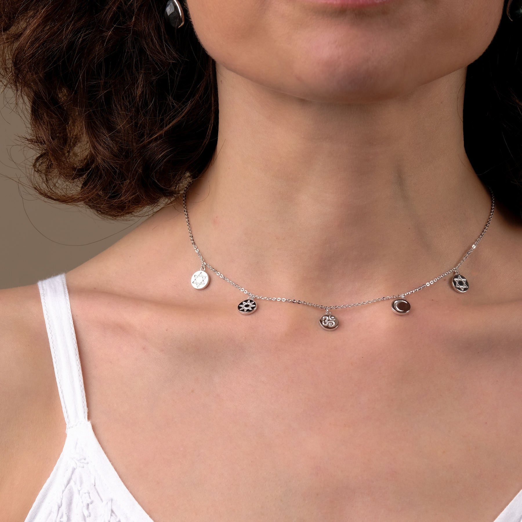 Collana con simboli yoga e monete d'argento