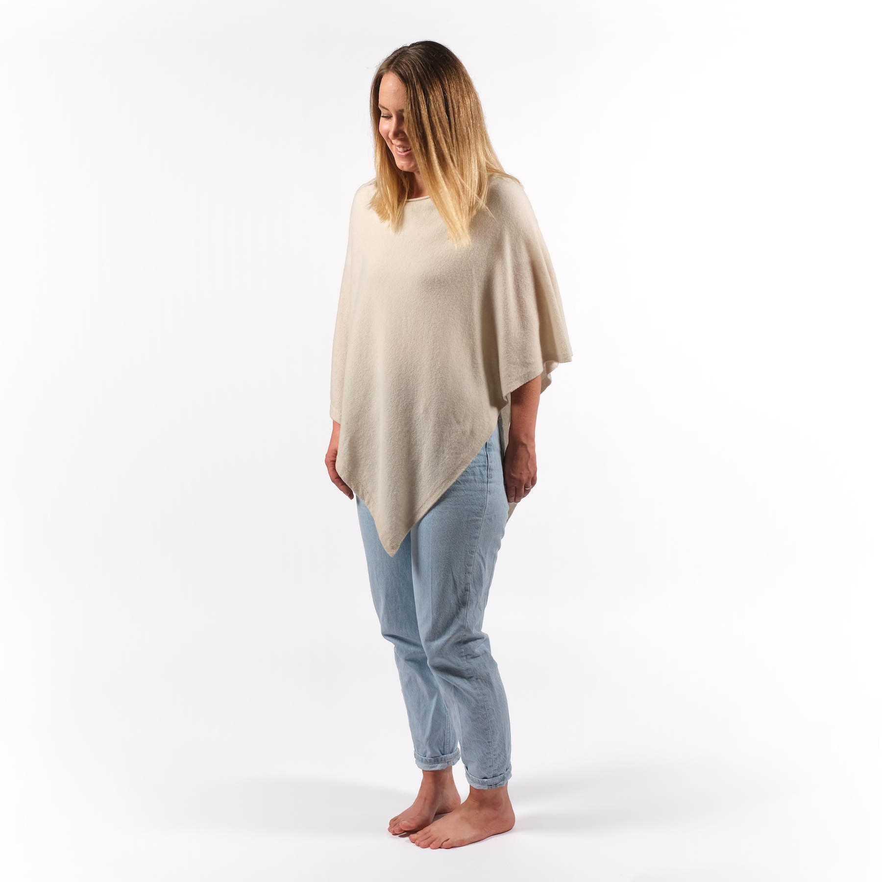 Poncho in cashmere sostenibile crema