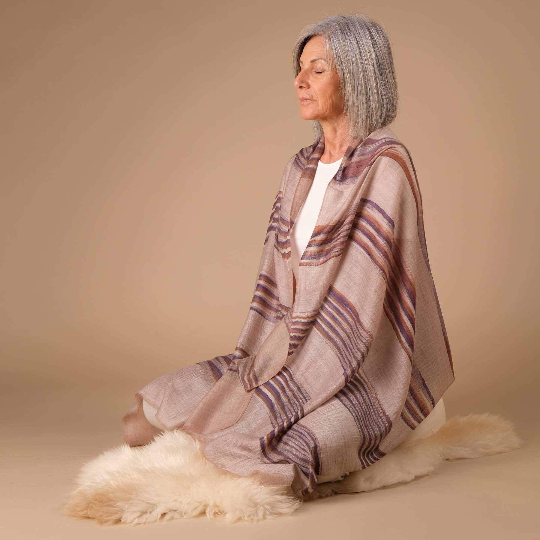 Scialle da meditazione in lana fine etno viola - motivo etnico a strisce marroni e viola