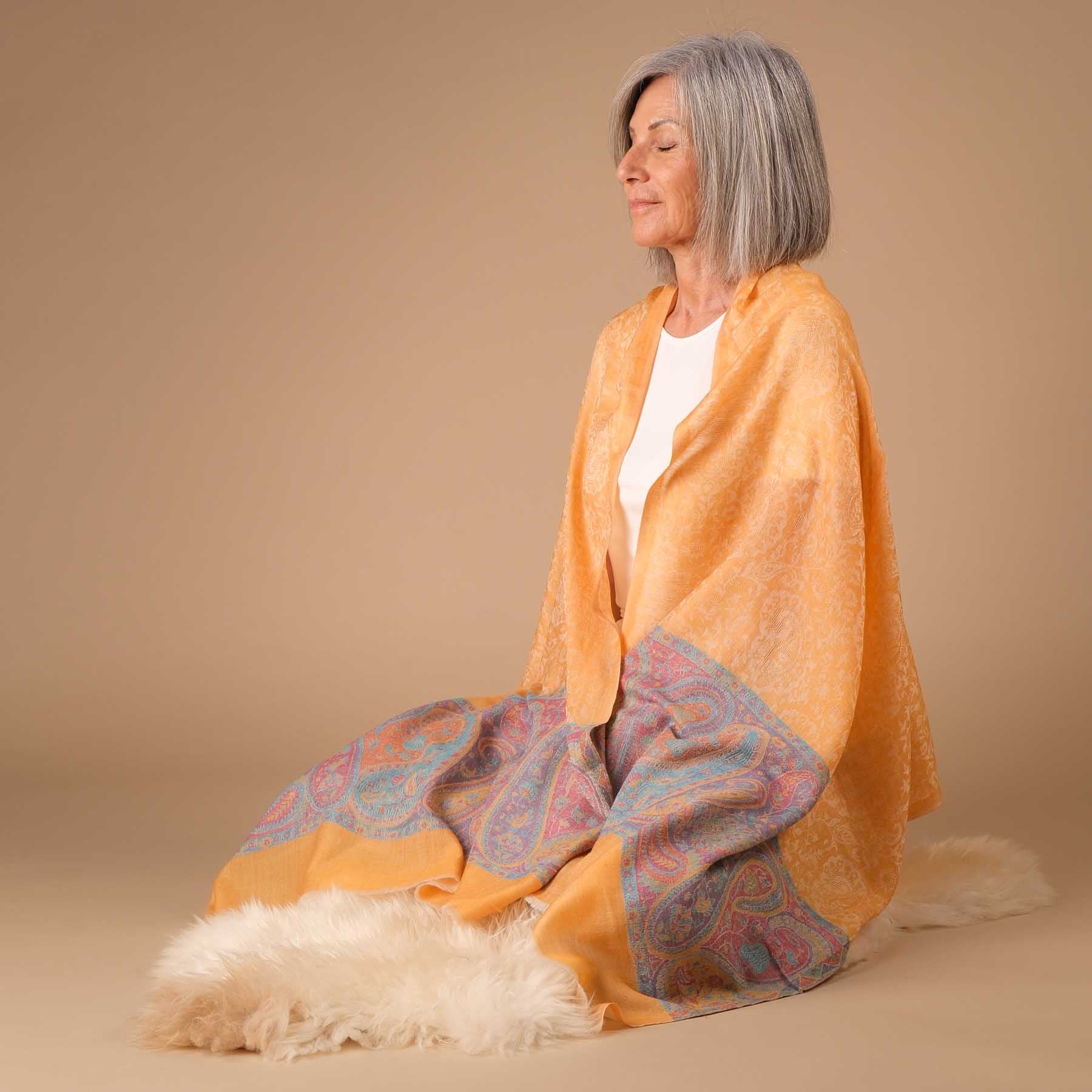 Scialle da meditazione in lana fine Mango