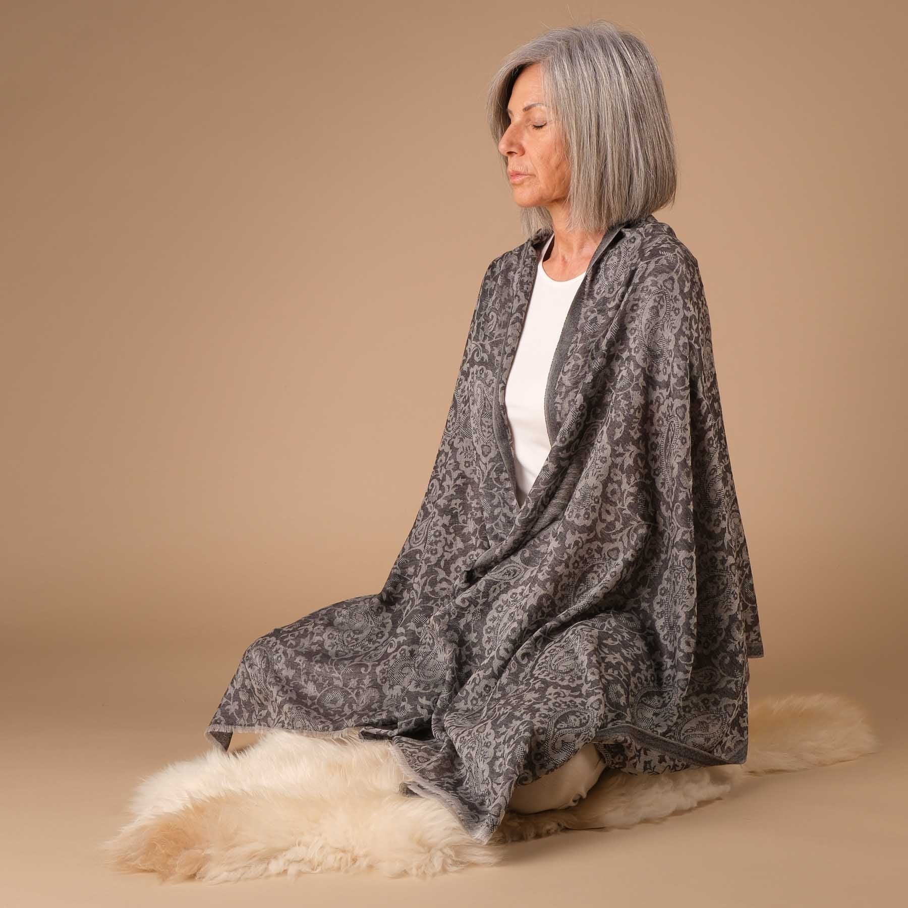 Scialle da meditazione in lana fine Saraswati antracite