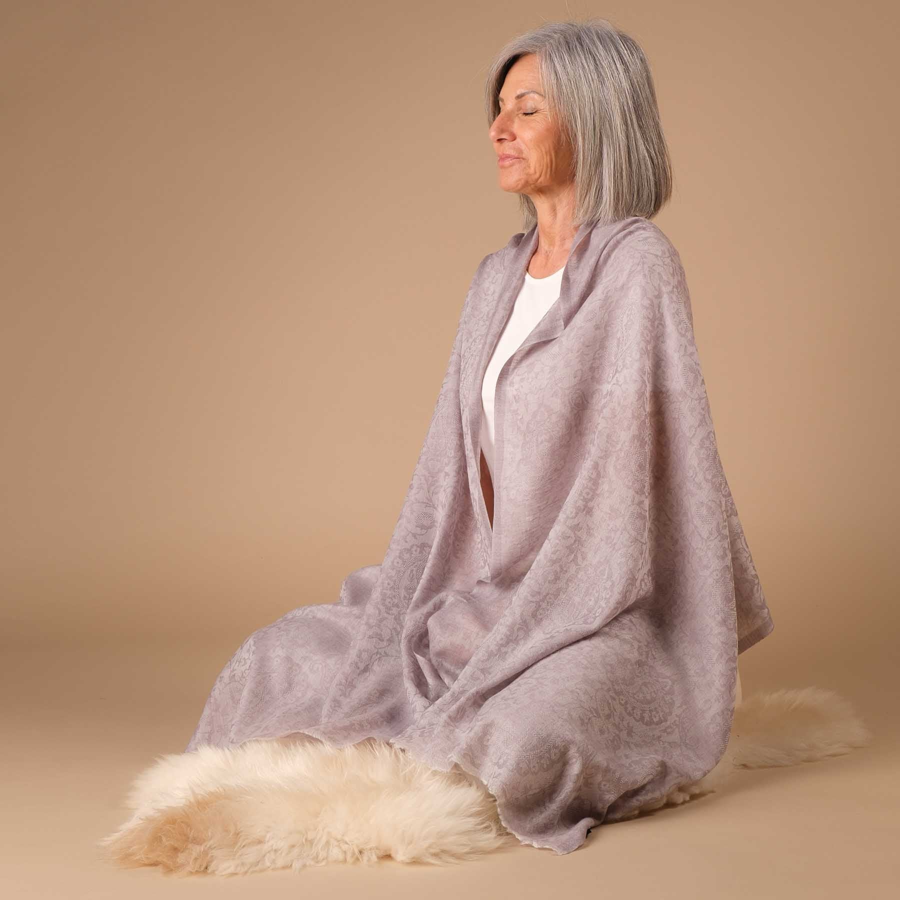 Scialle da meditazione in lana fine Saraswati grigio