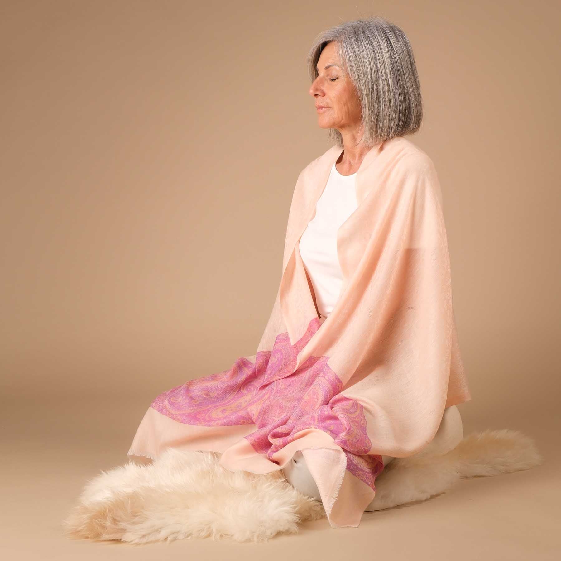 Scialle da meditazione in lana fine a cuore