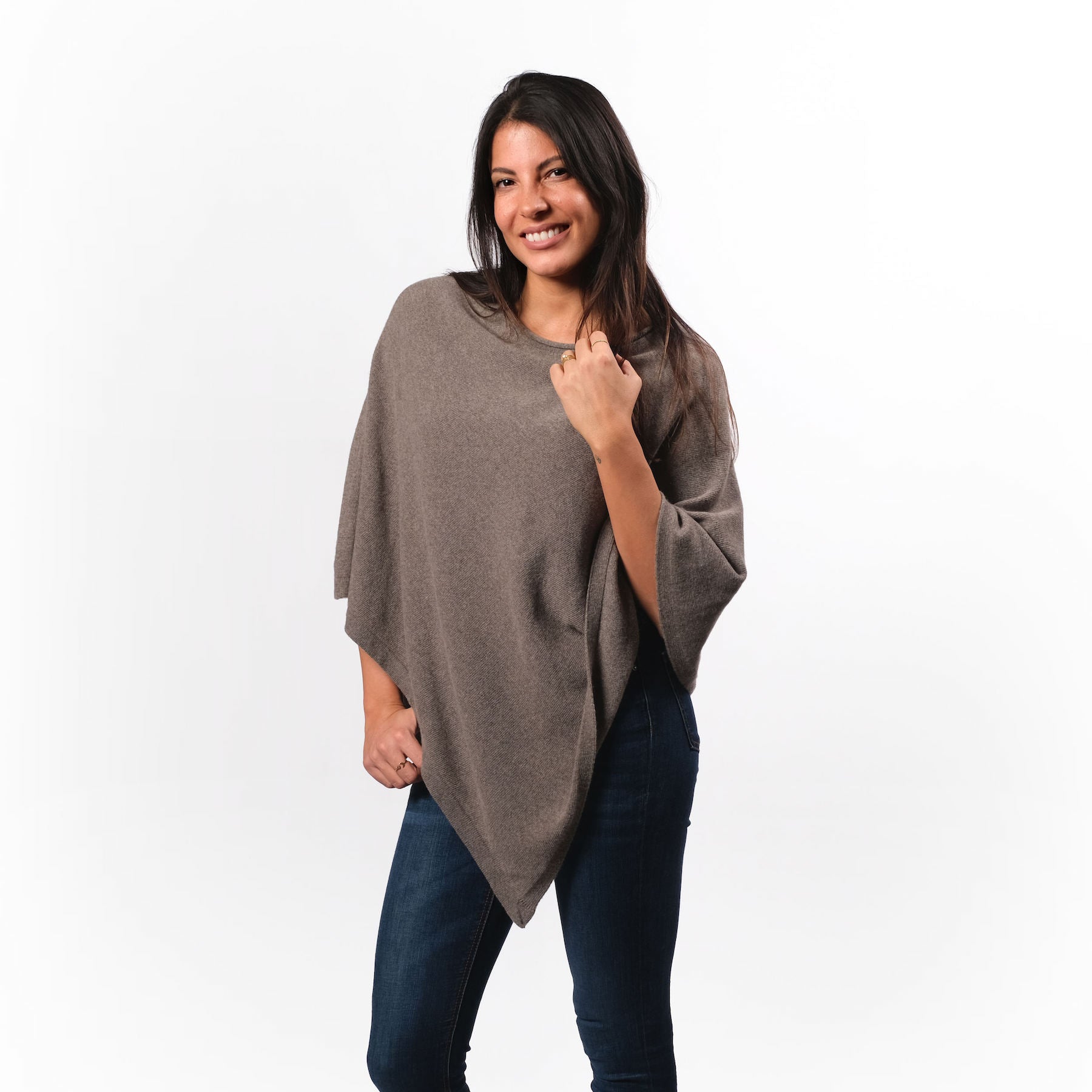 Poncho in cashmere sostenibile color tortora