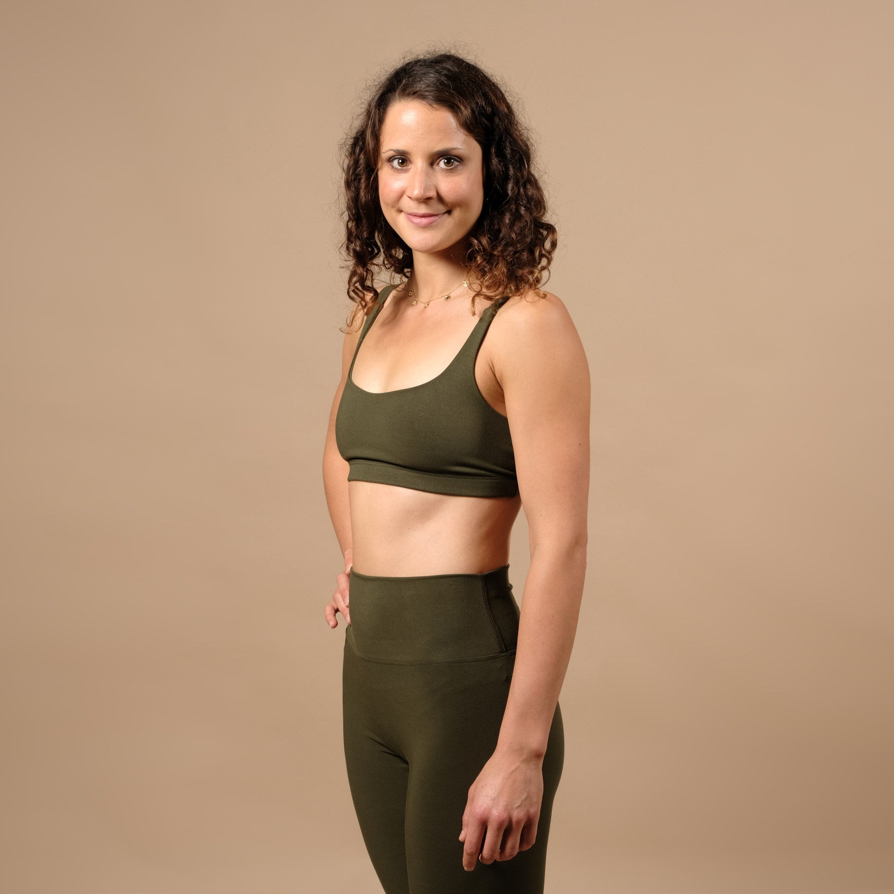 Reggiseno yoga Top Comfy olive, sostenibile, realizzato in Svizzera, in tessuto biodegradabile, super confortevole.