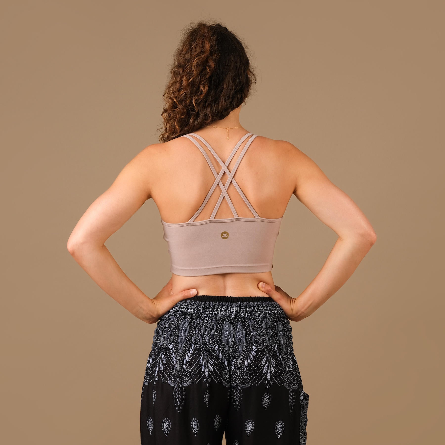 Abiti da yoga Crop Top Joy mocca realizzati in tessuto sostenibile e prodotti in Svizzera