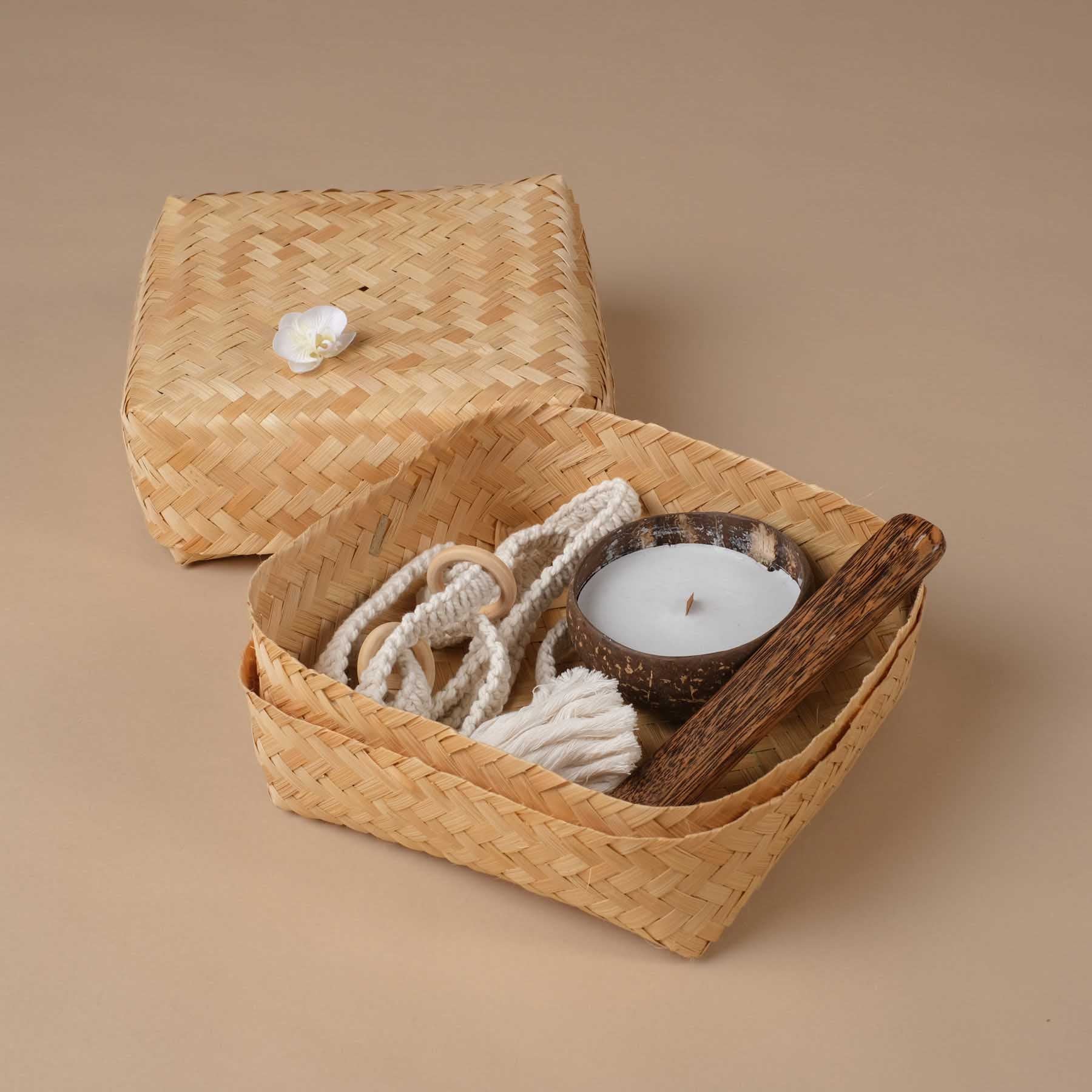 Set regalo yoga con candela al profumo di cocco e lavanda, cinghia per il trasporto del tappetino da yoga in macramè e porta incenso in legno di cocco in una scatola di bambù.