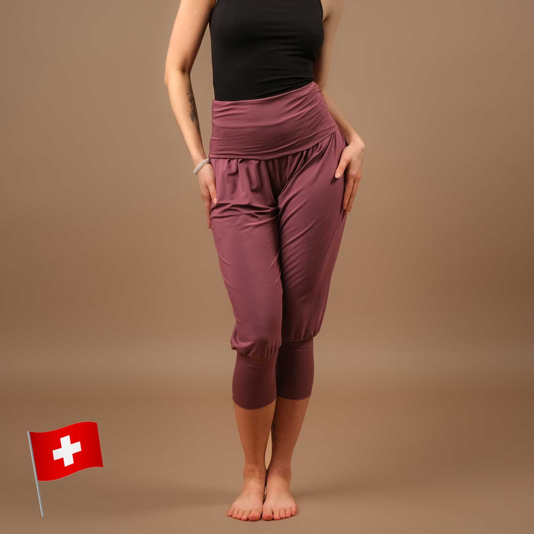 Pantaloni yoga larghi sostenibili harem 3/4 Taj Mahal made in Switzerland, melanzana
