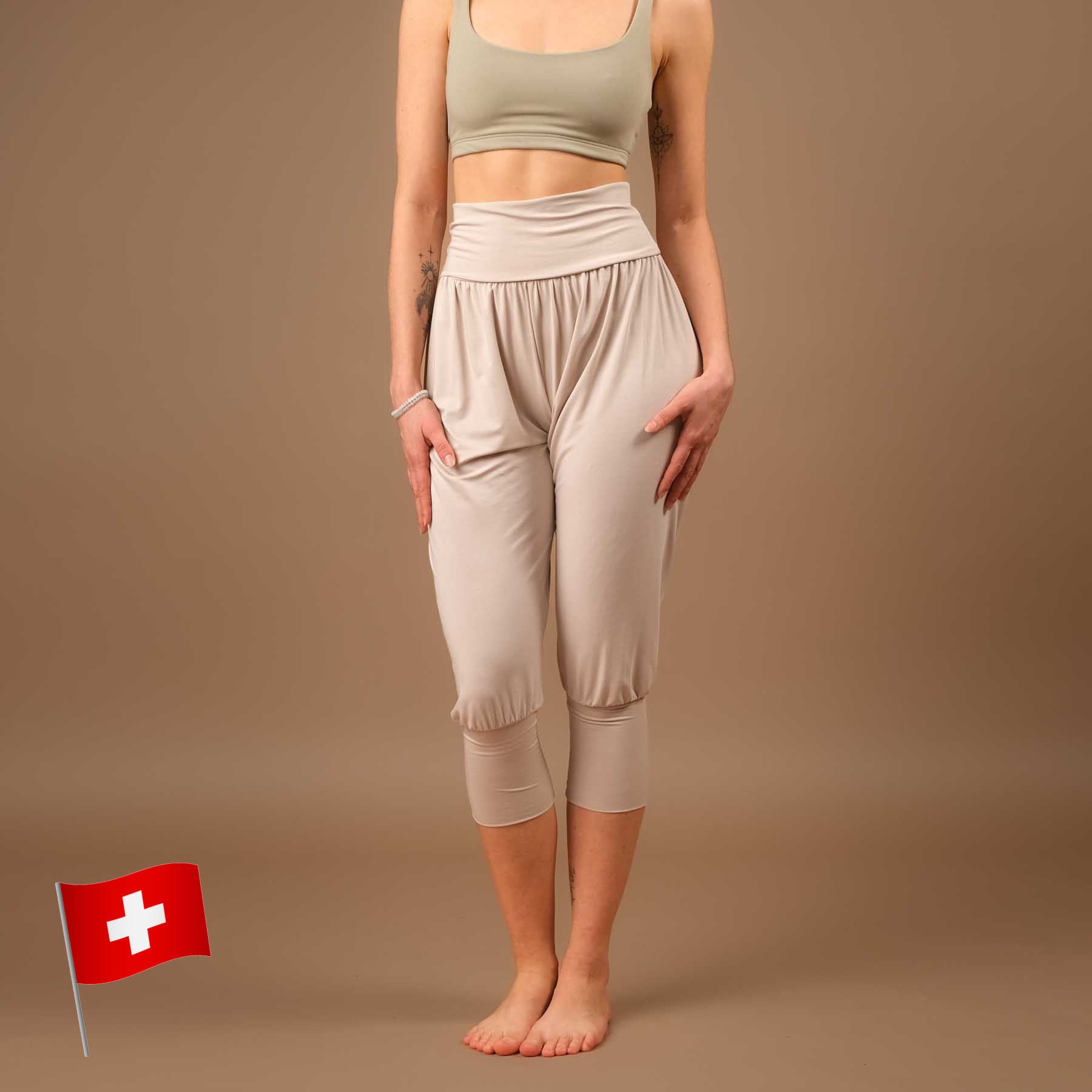 Pantaloni yoga larghi sostenibili harem 3/4 Taj Mahal made in Switzerland, sabbia