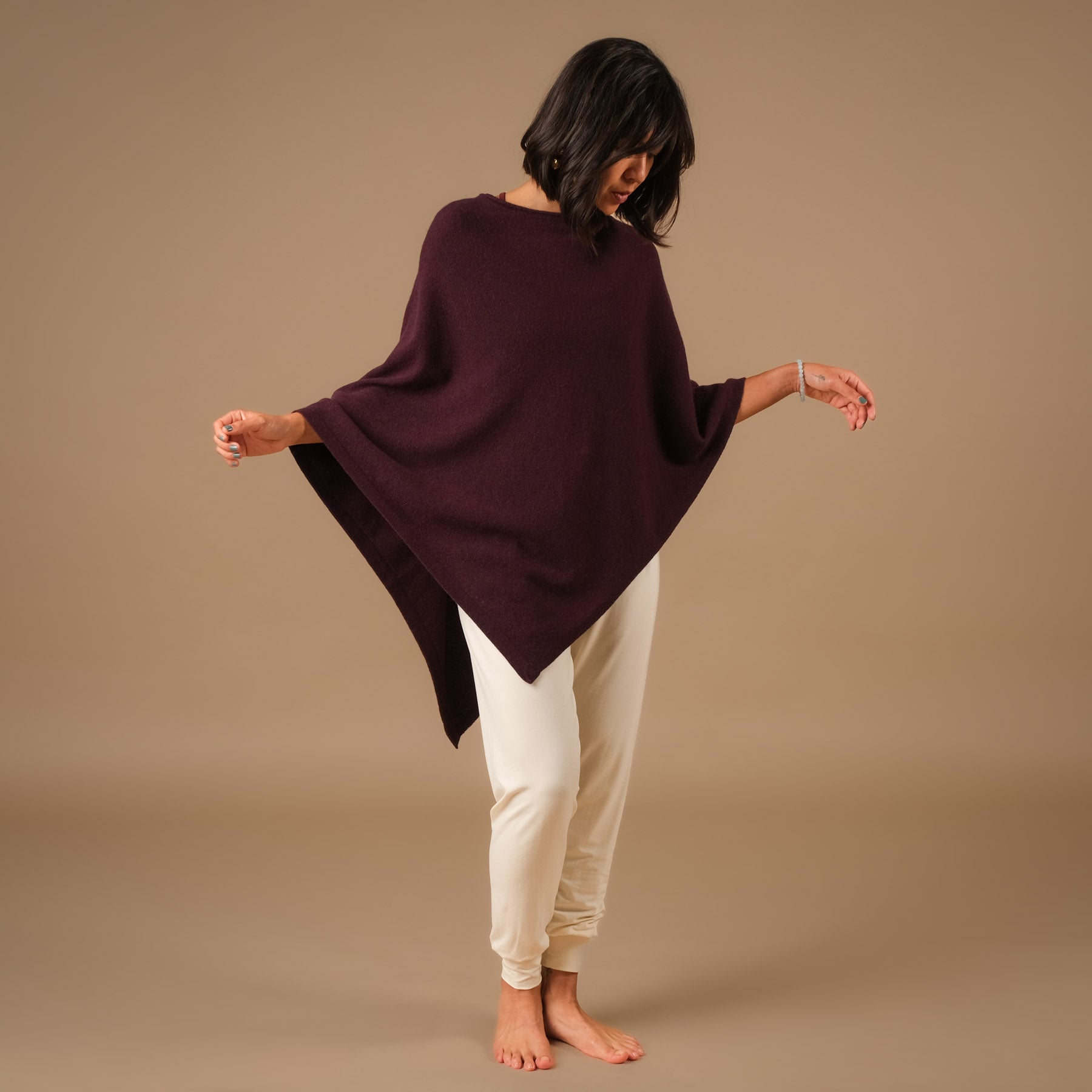 Poncho in cashmere sostenibile melanzana