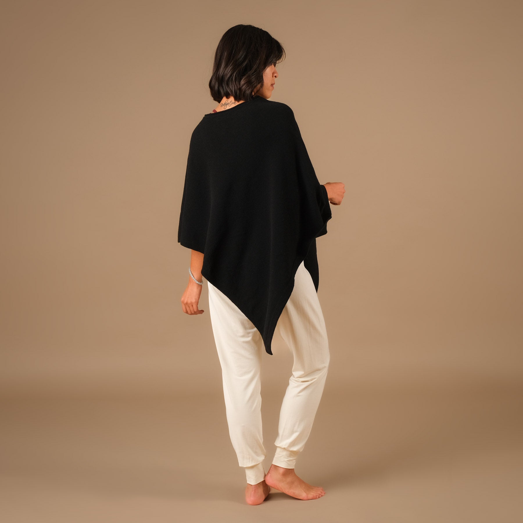 Poncho in cashmere sostenibile nero