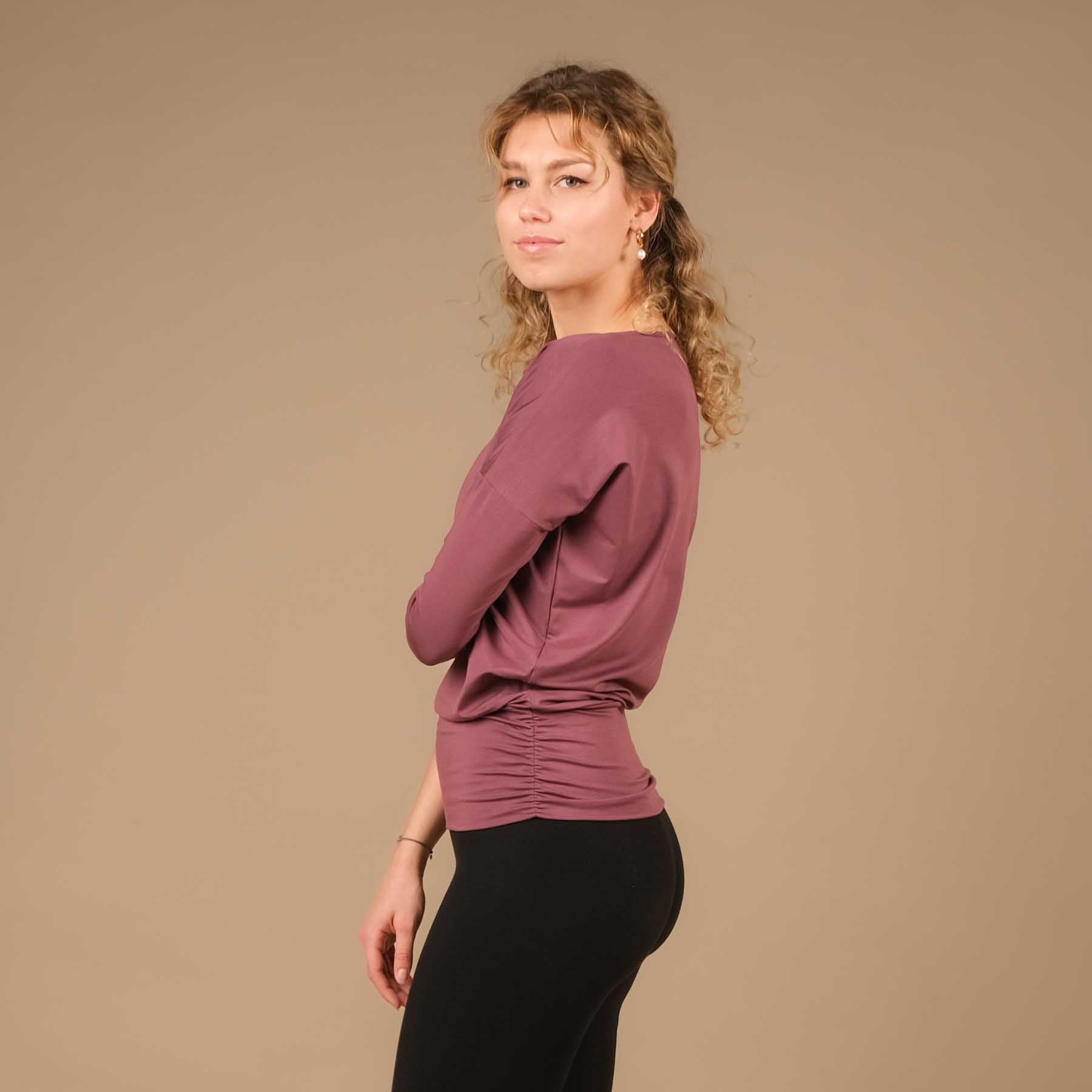 Camicia da yoga Comoda manica 3/4, made in Switzerland, tessuto morbidissimo, melanzana
