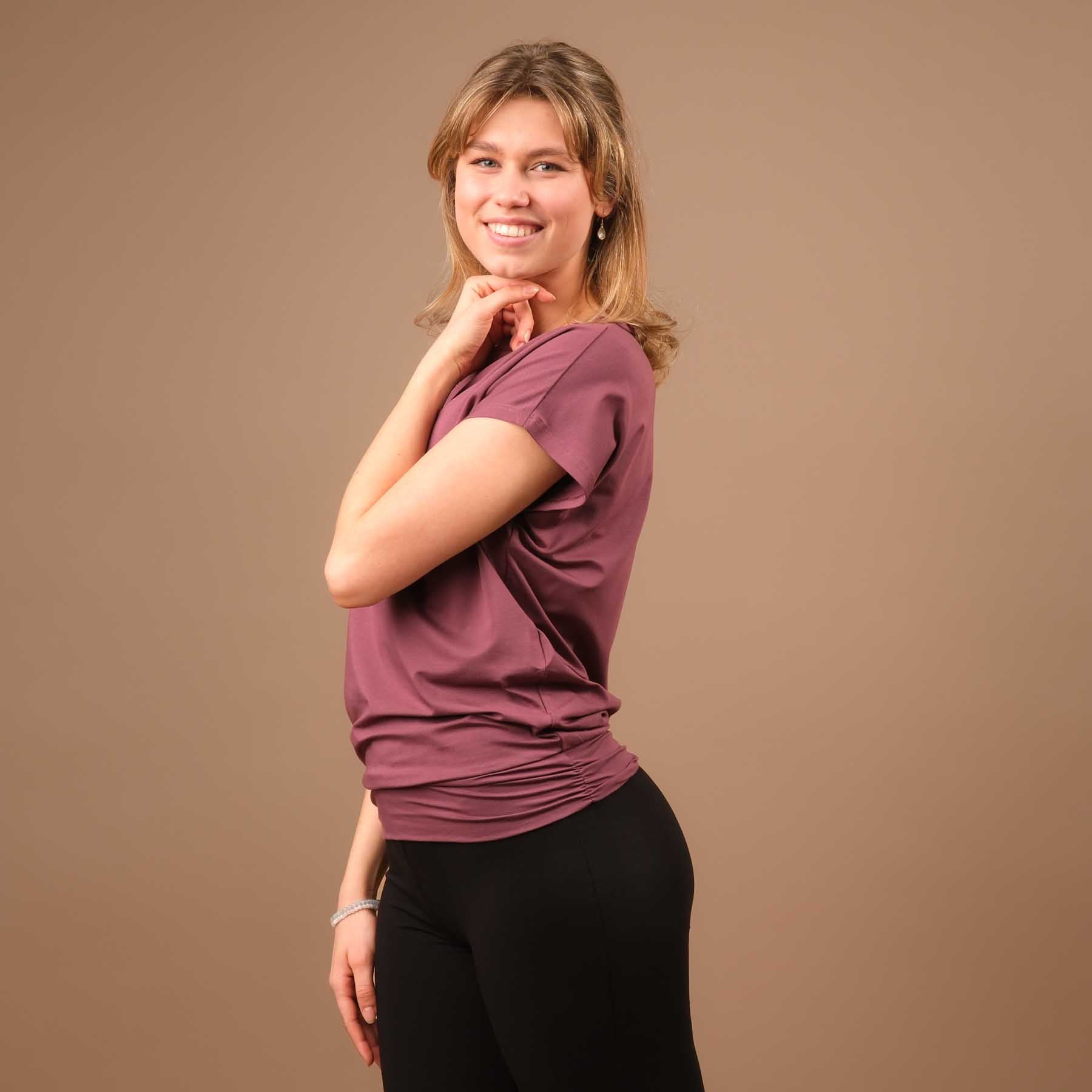 Camicia da yoga Comfy a maniche corte prodotta in Svizzera in modo sostenibile melanzana