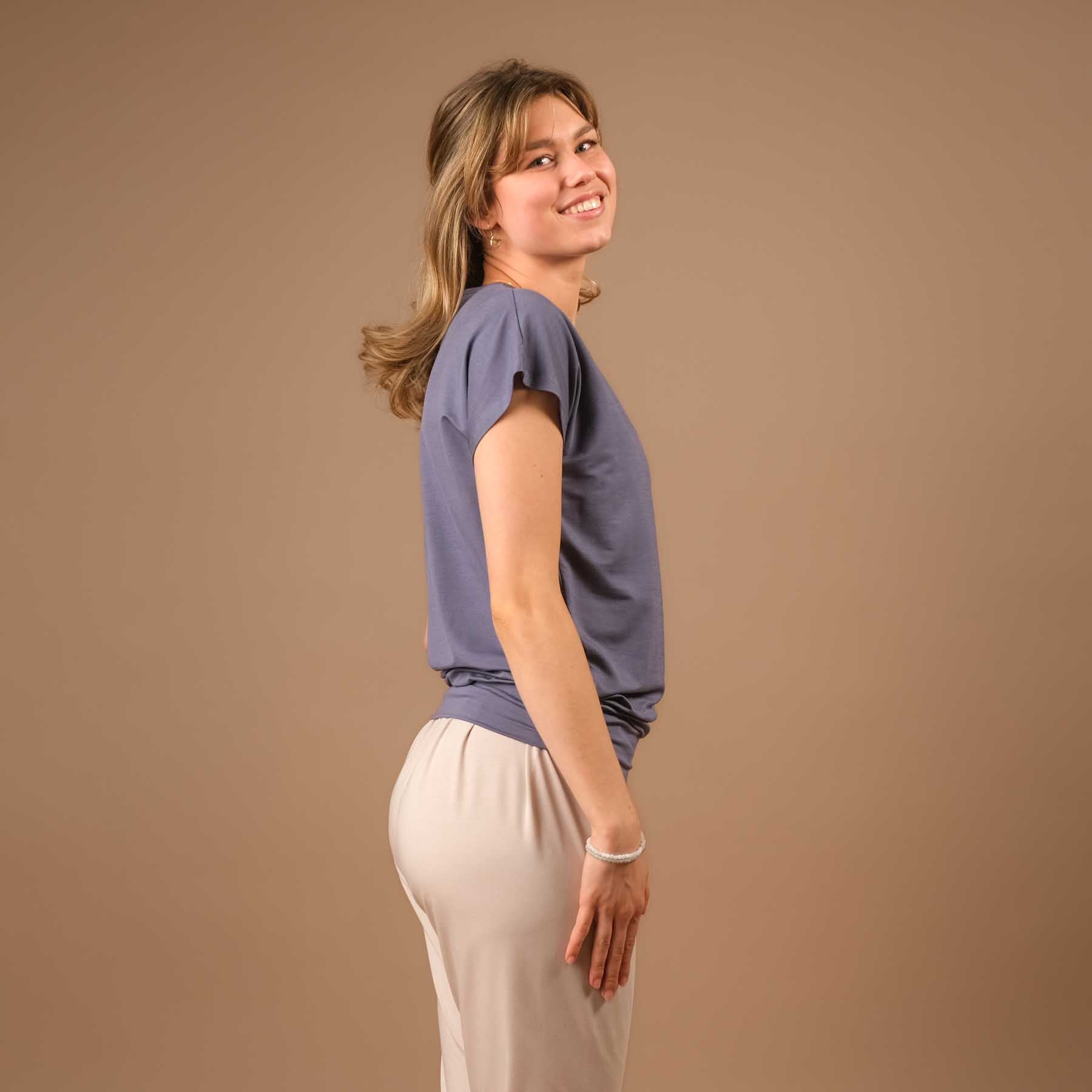 Camicia da yoga Comfy a manica corta realizzata in modo sostenibile in Svizzera grigio blu