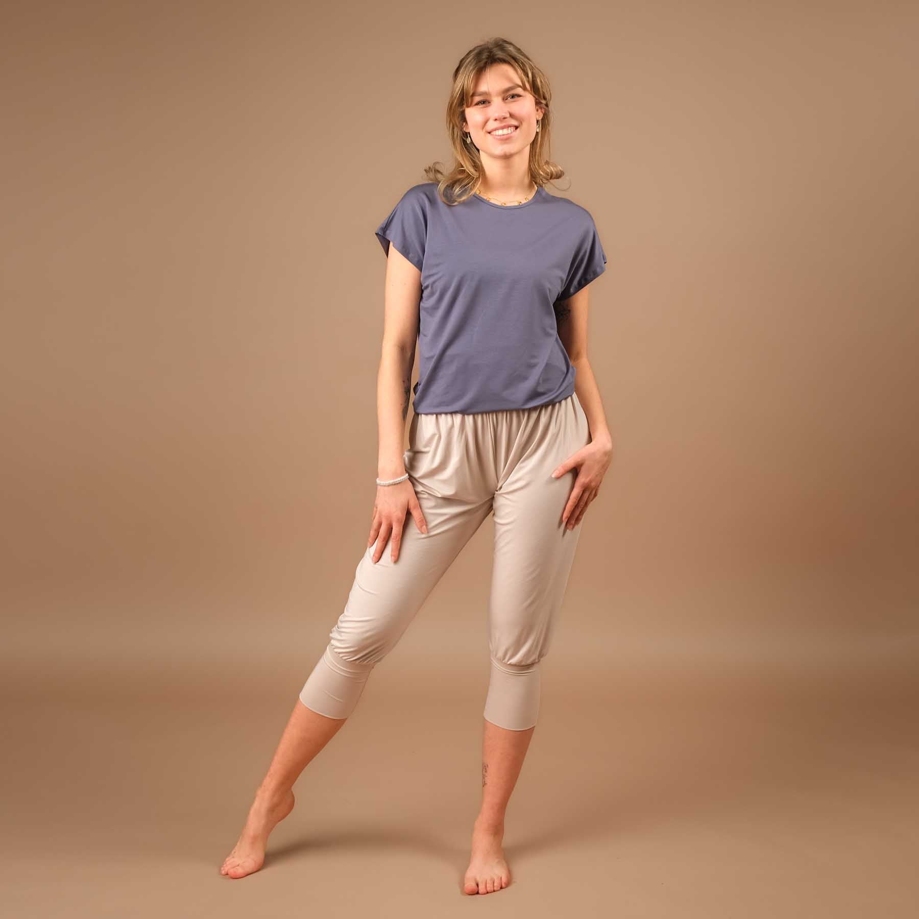Camicia da yoga Comfy a manica corta realizzata in modo sostenibile in Svizzera grigio blu
