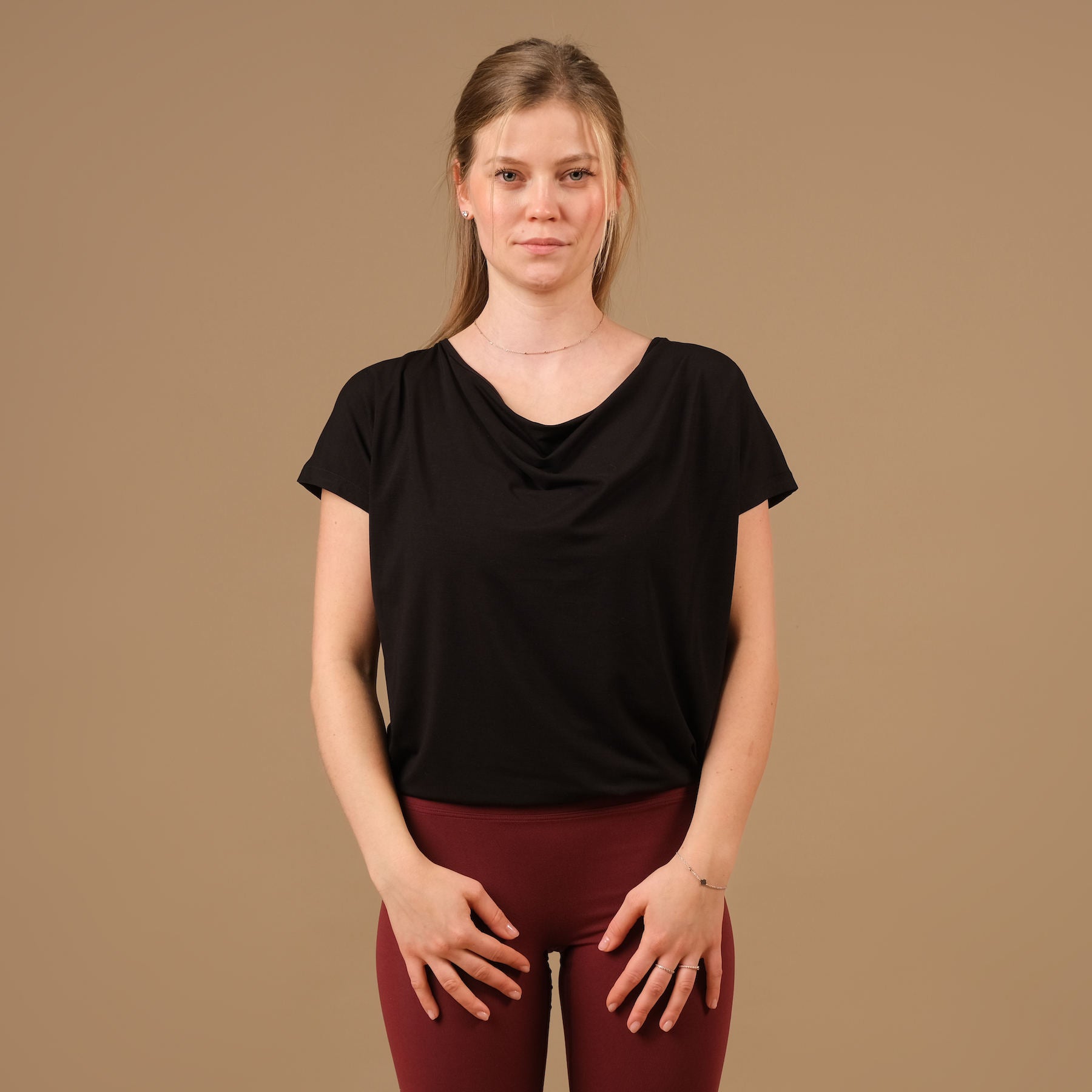 Camicia yoga a cascata nera, tessuto sostenibile, super confortevole, cucita in Svizzera