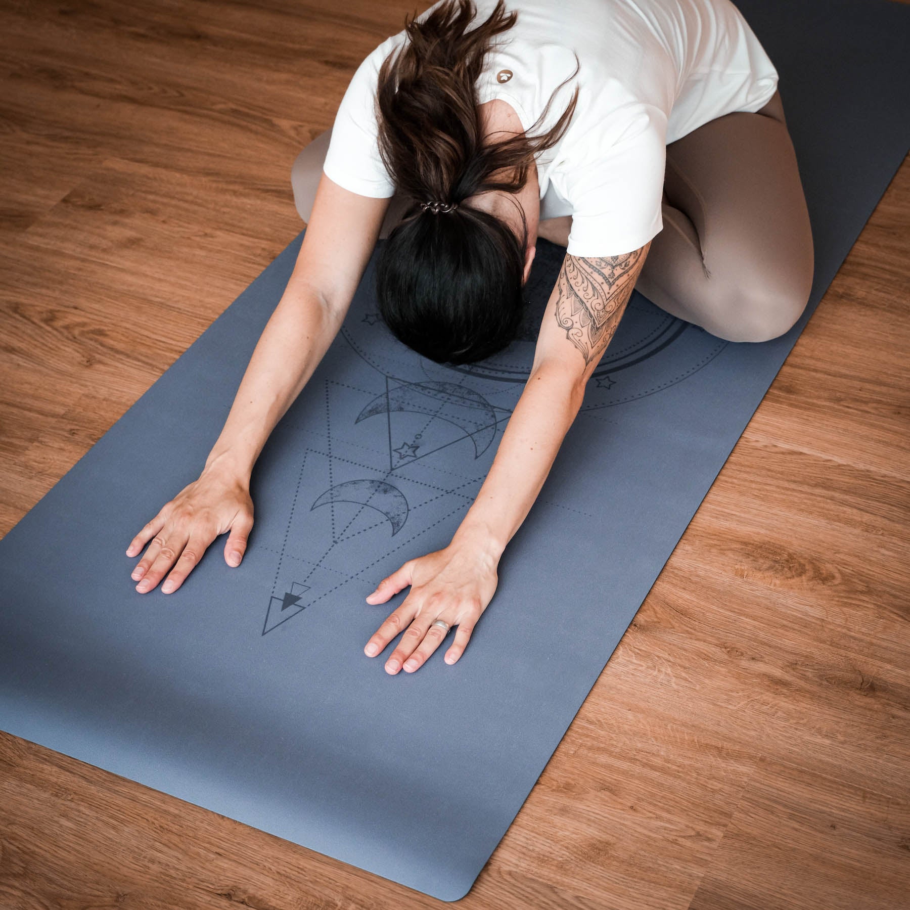 Tappetino yoga SuperGrip 2.0 Moon grigio-blu con linee guida per un corretto allineamento